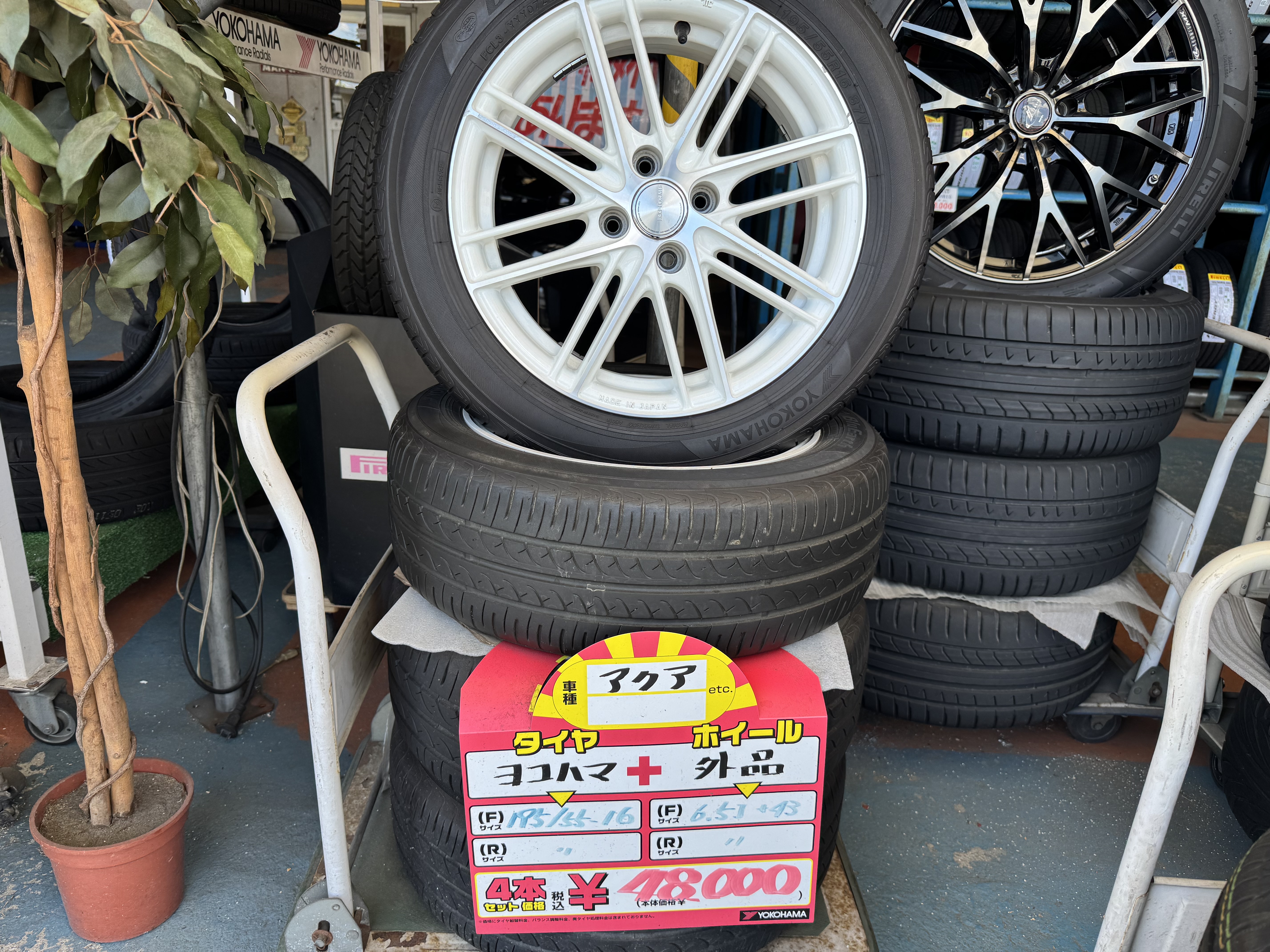 タイヤ・ホイール4本セット（アクア）